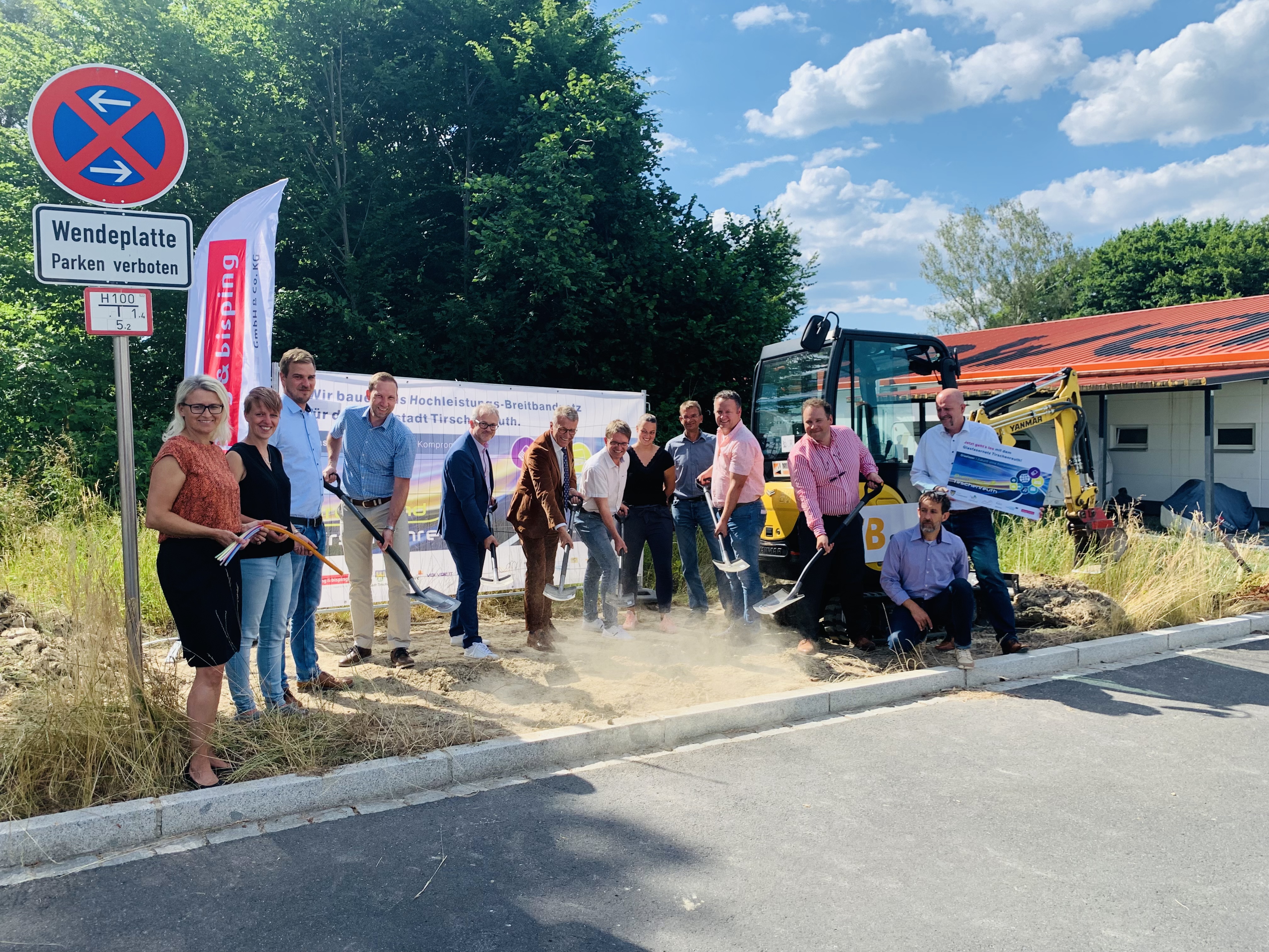 Spatenstich zum vierten Breitbandausbau in Tirschenreuth am 5. Juli 2022: Bürgermeister Franz Stahl, Vertreter von Bisping & Bisping, Stadtverwaltung und Projektpartnern markieren den offiziellen Baubeginn für das Glasfasernetz in 13 Ortsteilen und Einzelgehöften.